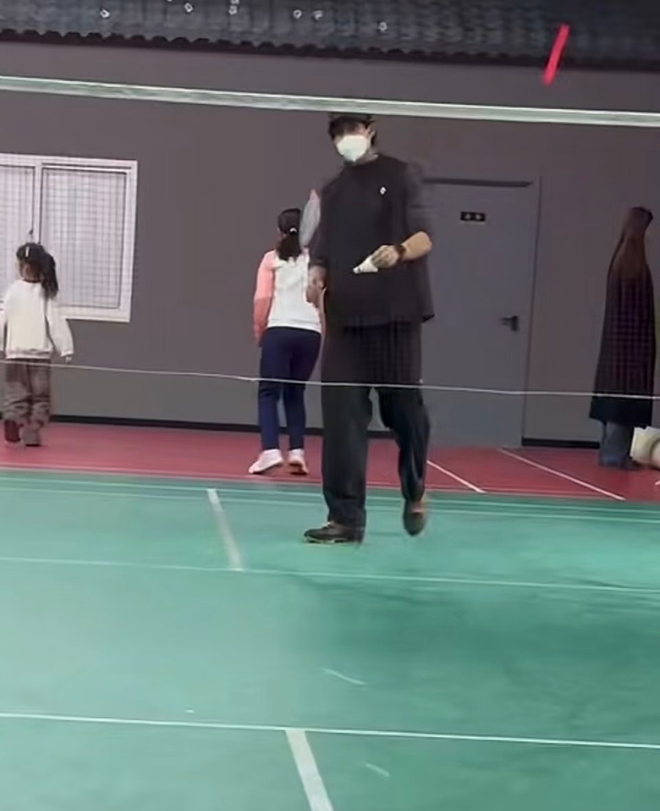 打羽毛球偶遇宋威龙  网友打羽毛球偶遇宋威龙网友打羽毛球偶遇宋威龙！以后看见戴口