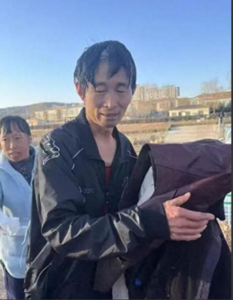 “一命换三命，值了！”2月16日，山西，一名47岁的大叔正在陪妻子和孩子散步。突