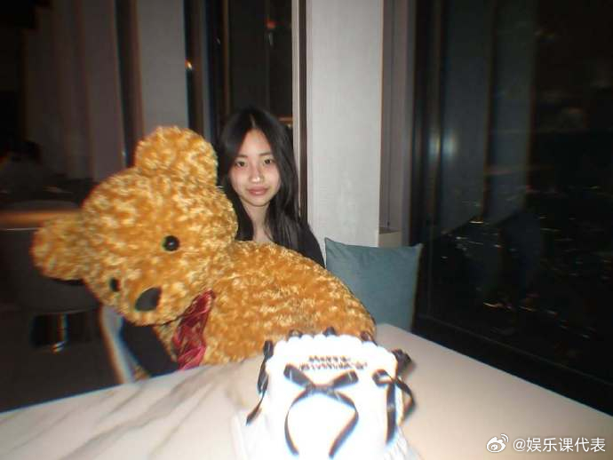 小s为许老三庆生小S 恭祝皇后福泰安康 许老三14岁生日，妈妈小S留言庆生：恭祝