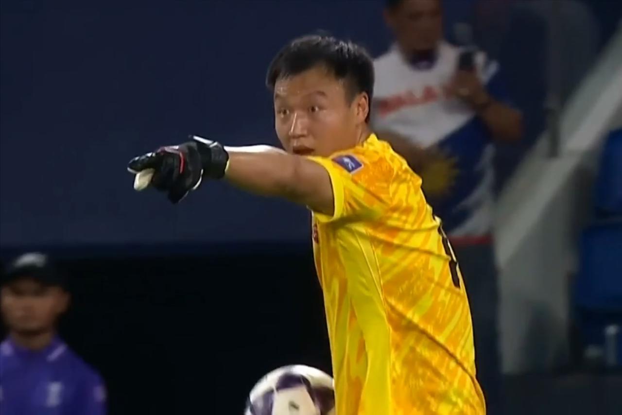 你看到没有？颜骏凌上半场结束后守在场边，主动向陈威伸出手表示肯定。

第32分钟