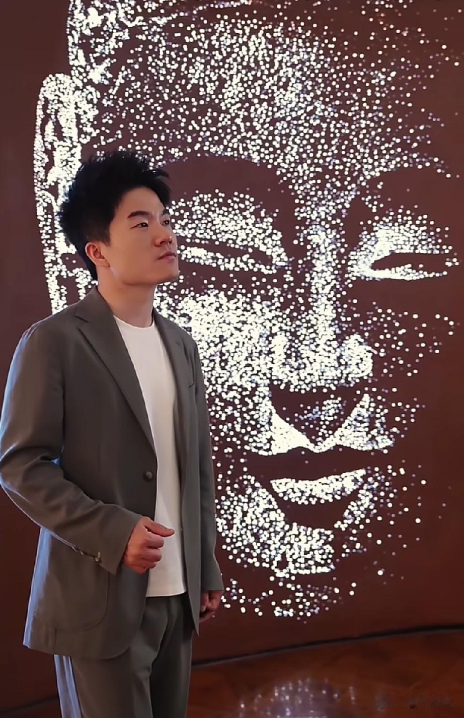 董宇辉去母校已经过去几天了，但刷到演讲的视频切片还是忍不住停下来看。回归校园的他
