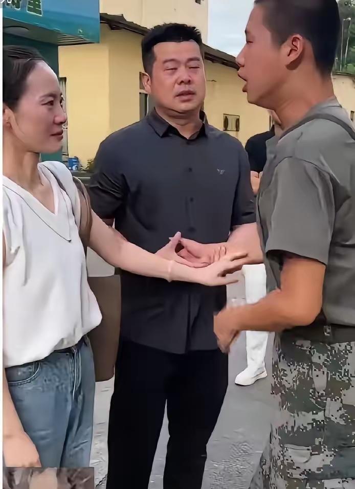 寒门少年考上国防科大，临别与姑姑紧紧牵手：这一幕，看哭了千万网友！

三岁那年，