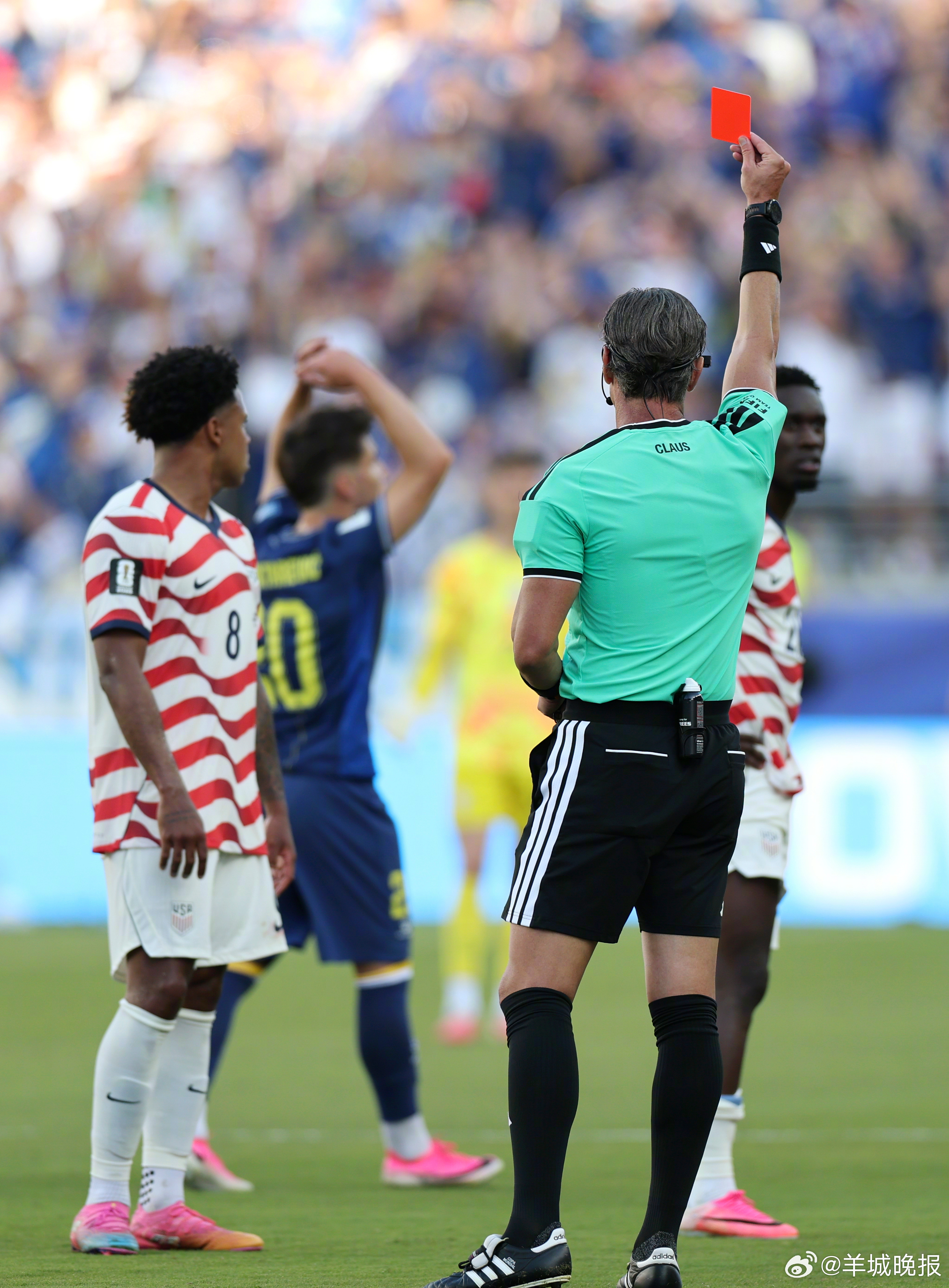 #白宫被曝要求FIFA复核红牌##美国头号射手被红牌罚下但仍可参赛##美国球员禁