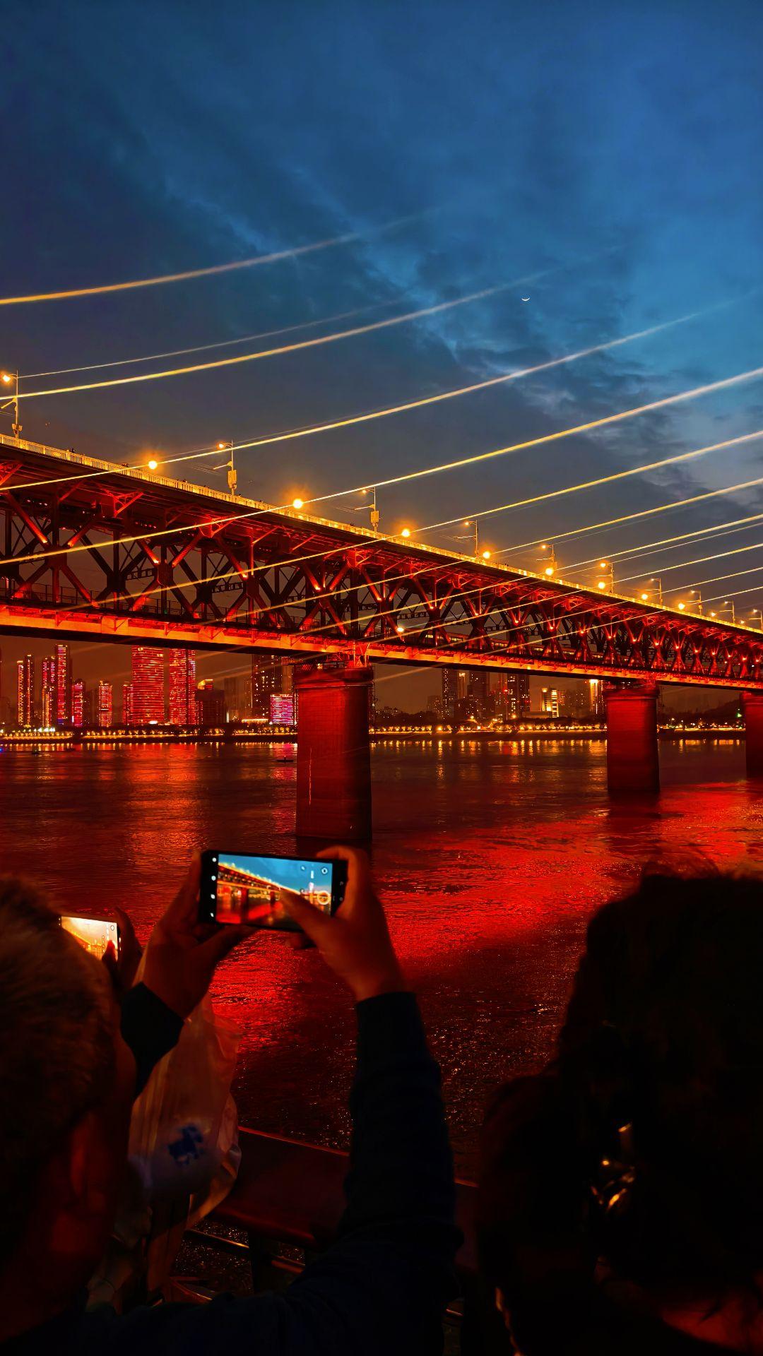 吹过长江大桥的风， 才算真正到过武汉。