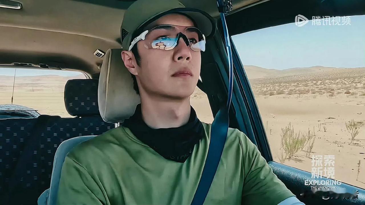 王一博在沙漠开车的画面，随手一截图，那每一帧图片都仿佛是大片的即视感。这每一张照