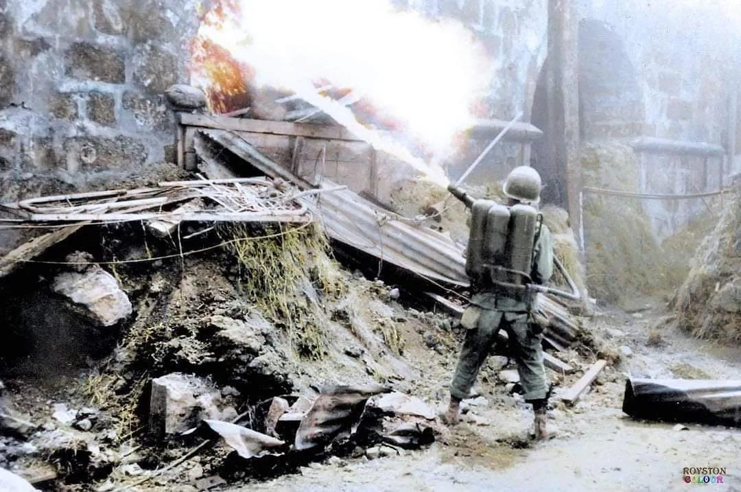 #岁月留影# 1945年初的马尼拉战役中，一名美军士兵使用M2火焰喷射器攻击一座