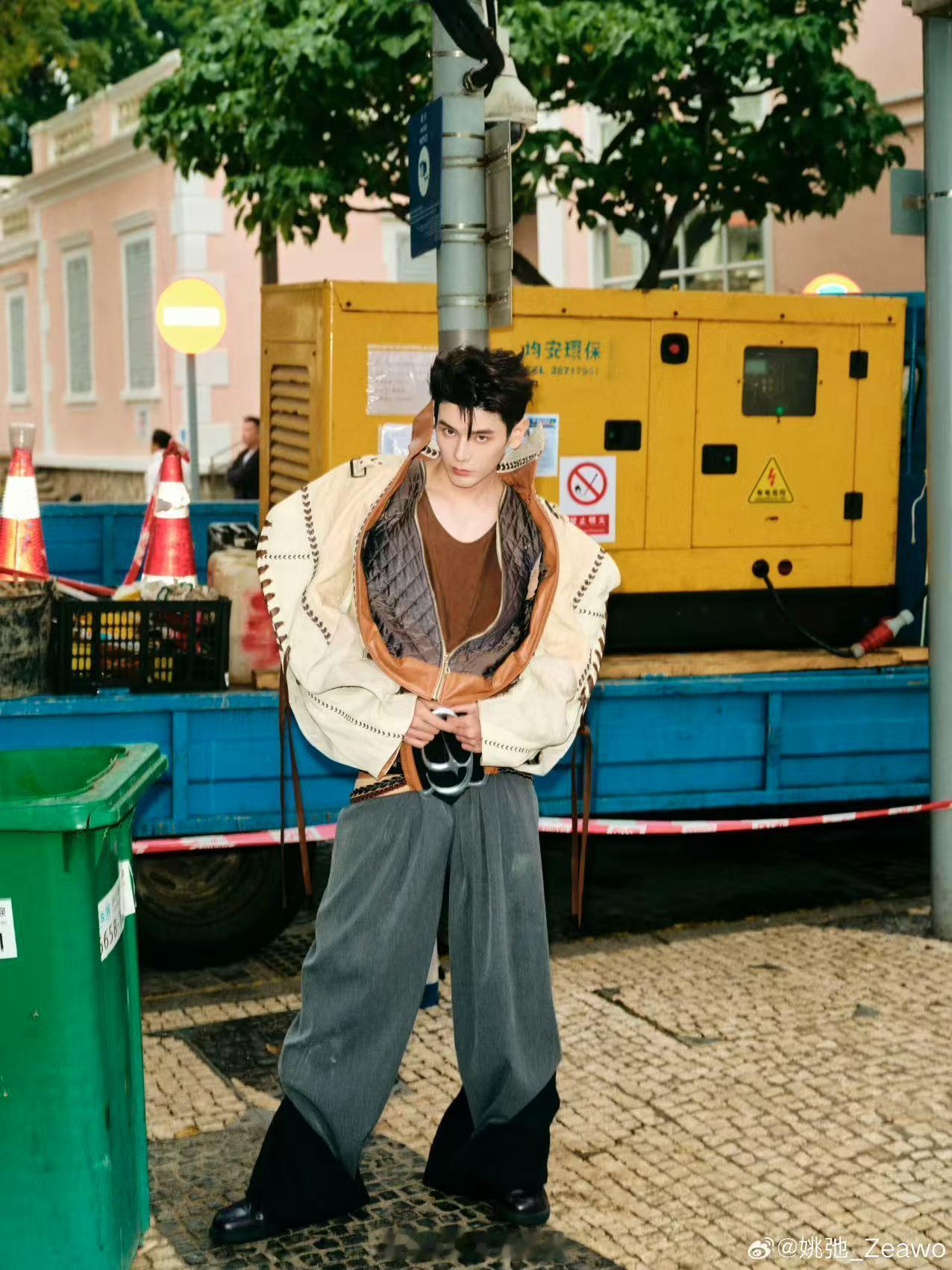姚弛礼服是废弃皮革做的姚弛澳门盛典这套look直接杀疯!旧皮具的复古棕+做旧卡其