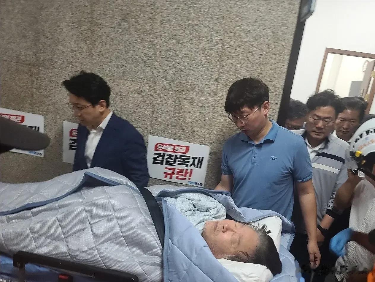 韩国李在明绝食第19天，最不愿令人看到一幕发生了，18日早晨，正在韩国国会大厦绝