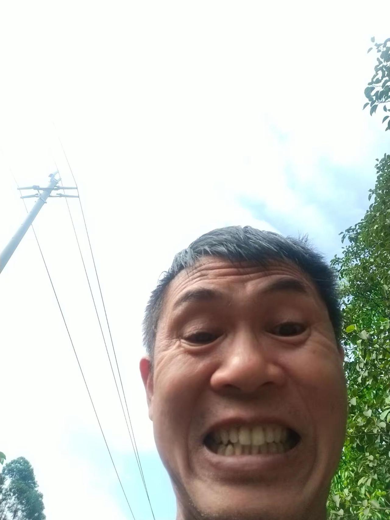 拍一张自己真实的狰狞的面容。