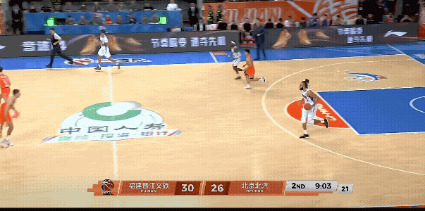 麦基一看队友不怎么给我球，我就直接后场带球一条龙吧，结果造成犯规罚篮，2次罚篮还