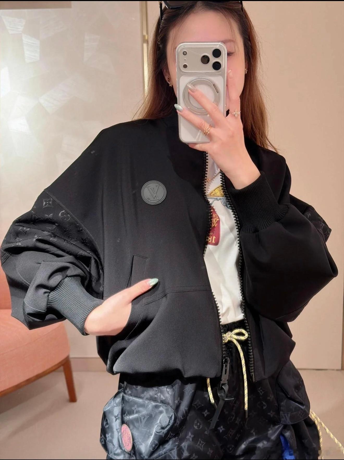 Lv飞行员夹克，黑色主调+Monogram压纹，低调又有辨识度！高品质棉混纺面料