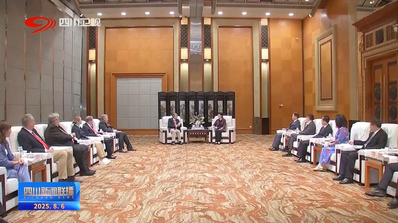 8月5日，四川省领导在成都会见国际世界运动会协会主席佩鲁雷纳一行。