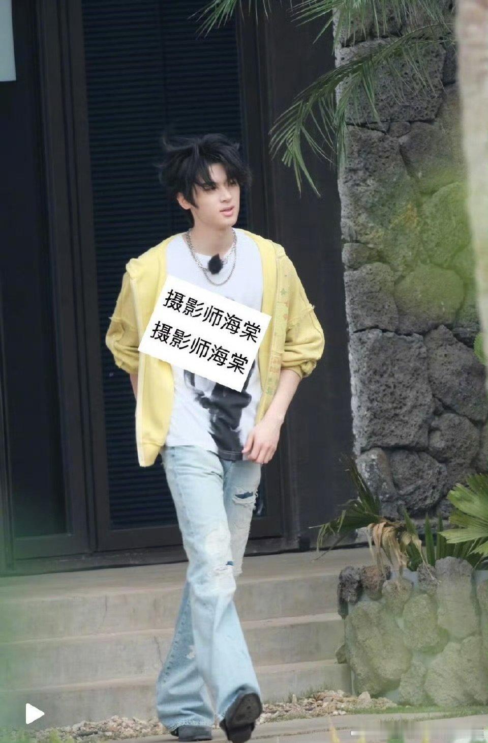 张峻豪录制亲爱的客栈亲爱的客栈 黄卫衣适配度满分！张峻豪在海边也太有少年感了～ 