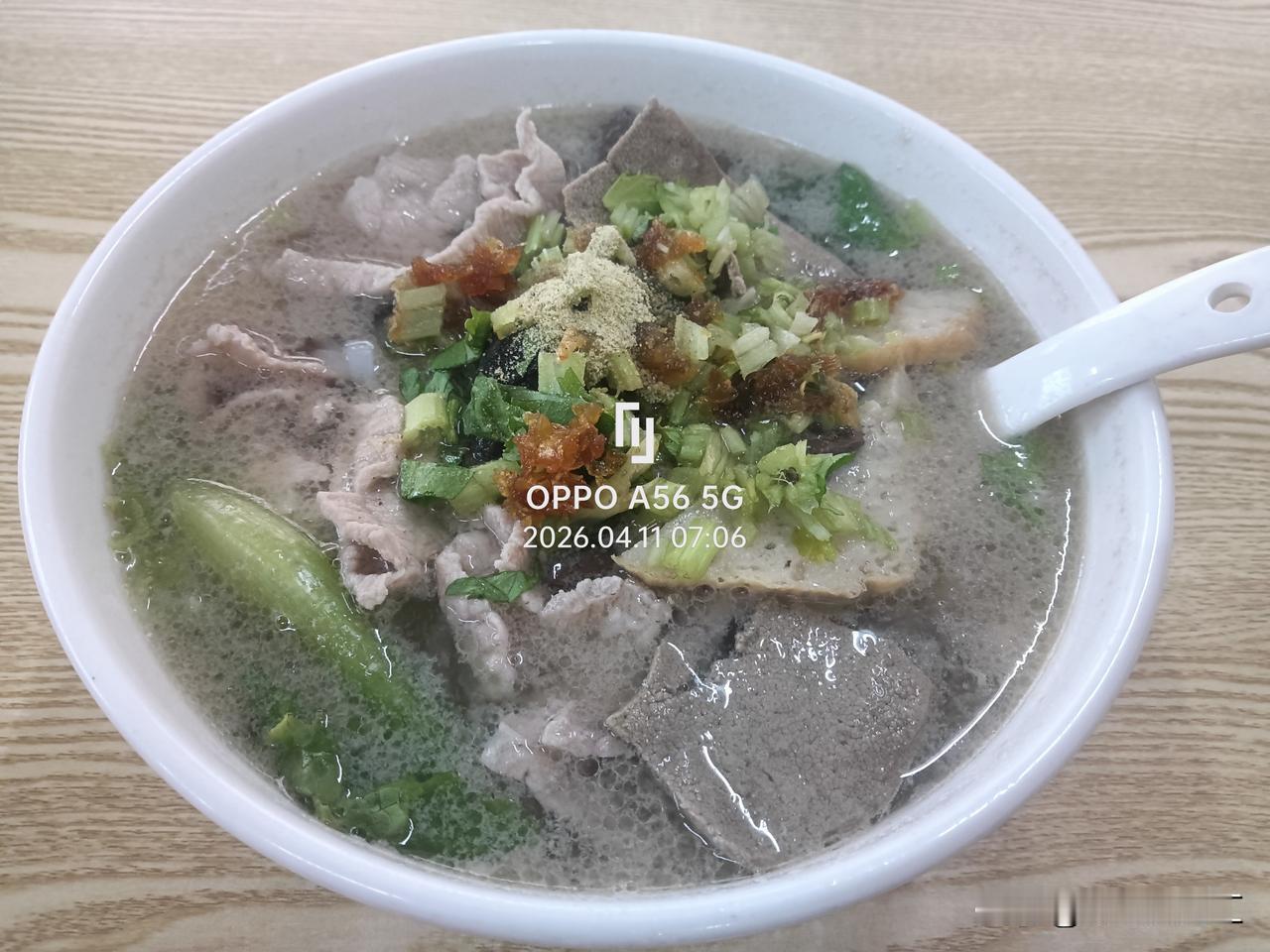 我家附近也有这么一家宝藏猪杂粉汤店！就跟琼海东门市场那家似的，虽然没啥招牌，但全