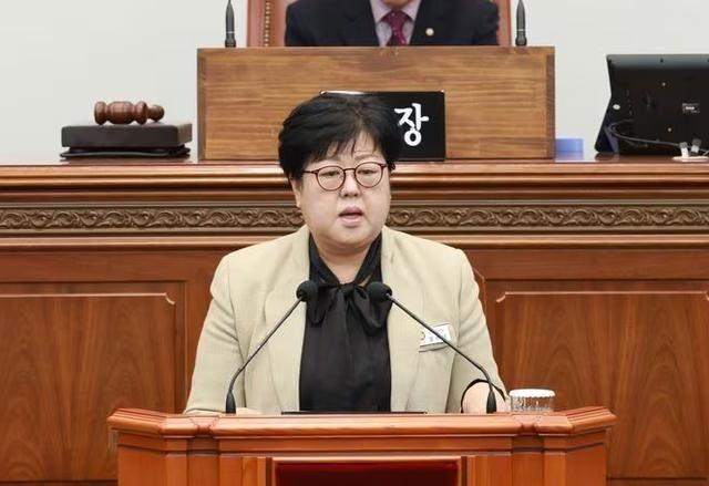 李在明回国后，立即展现铁腕手段。他将反对党的“毒舌议员”金美娜移交检方，理由是后