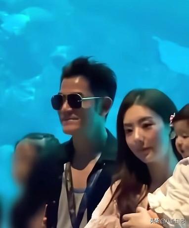 近日，郭富城带着老婆和女儿来到新加坡海洋馆，三女儿正脸照曝光，长相超级可爱。
