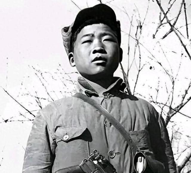 一场伏击战里，八路军发现日军兵力远超预期，只得主动撤出，可一名十六岁新兵没有听见