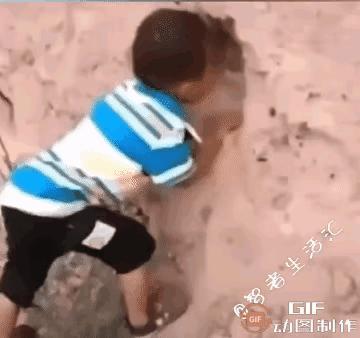 晒图笔记大赛生活太残酷了，三岁宝宝妈妈去世了，孩子尽然在妈妈的坟墓挖个洞，爬在洞