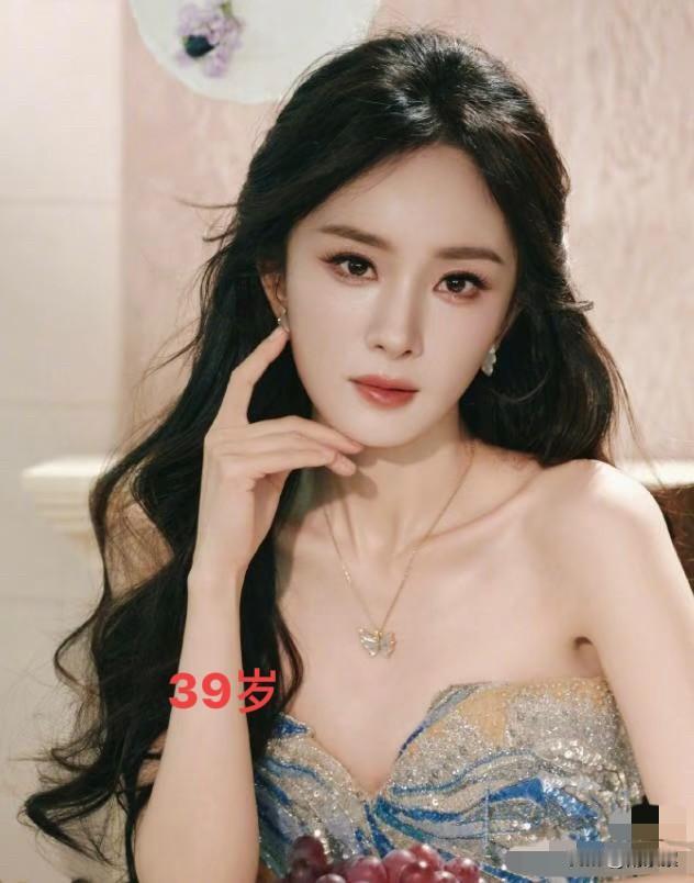 太难懂杨幂
年纪越大反而越美丽
比如39岁“阿姨幂”
远胜过18岁“少女幂”

