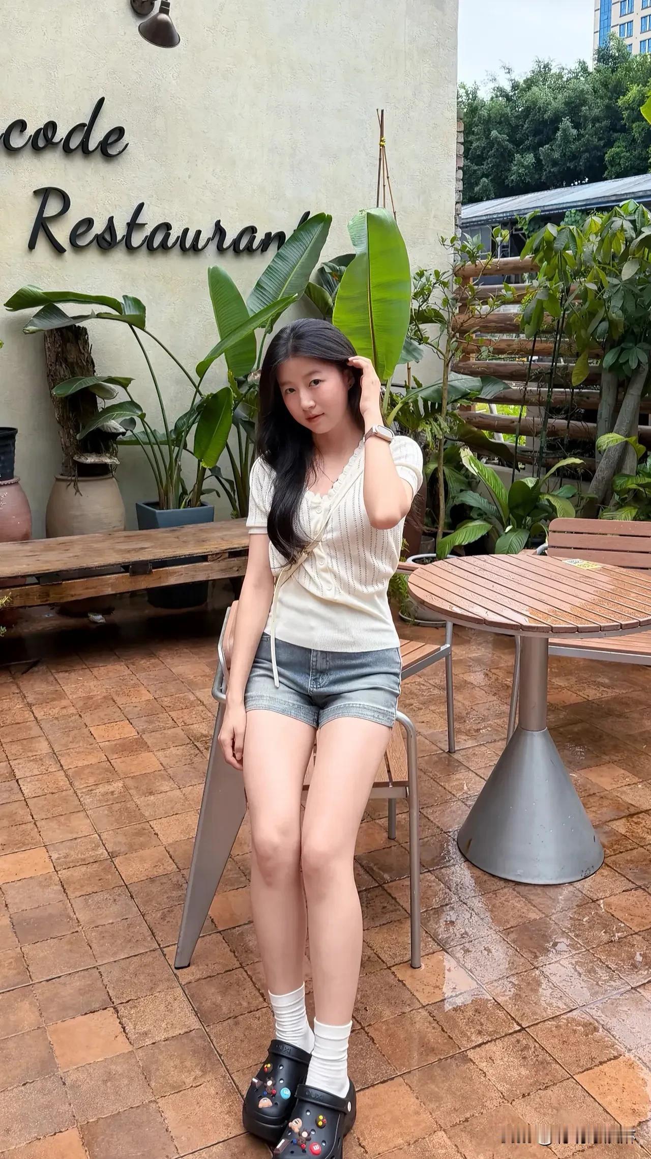 少女的模样，不止一种定义。  
眼里有光，心中有梦，脚下有风，  
活出自己，就