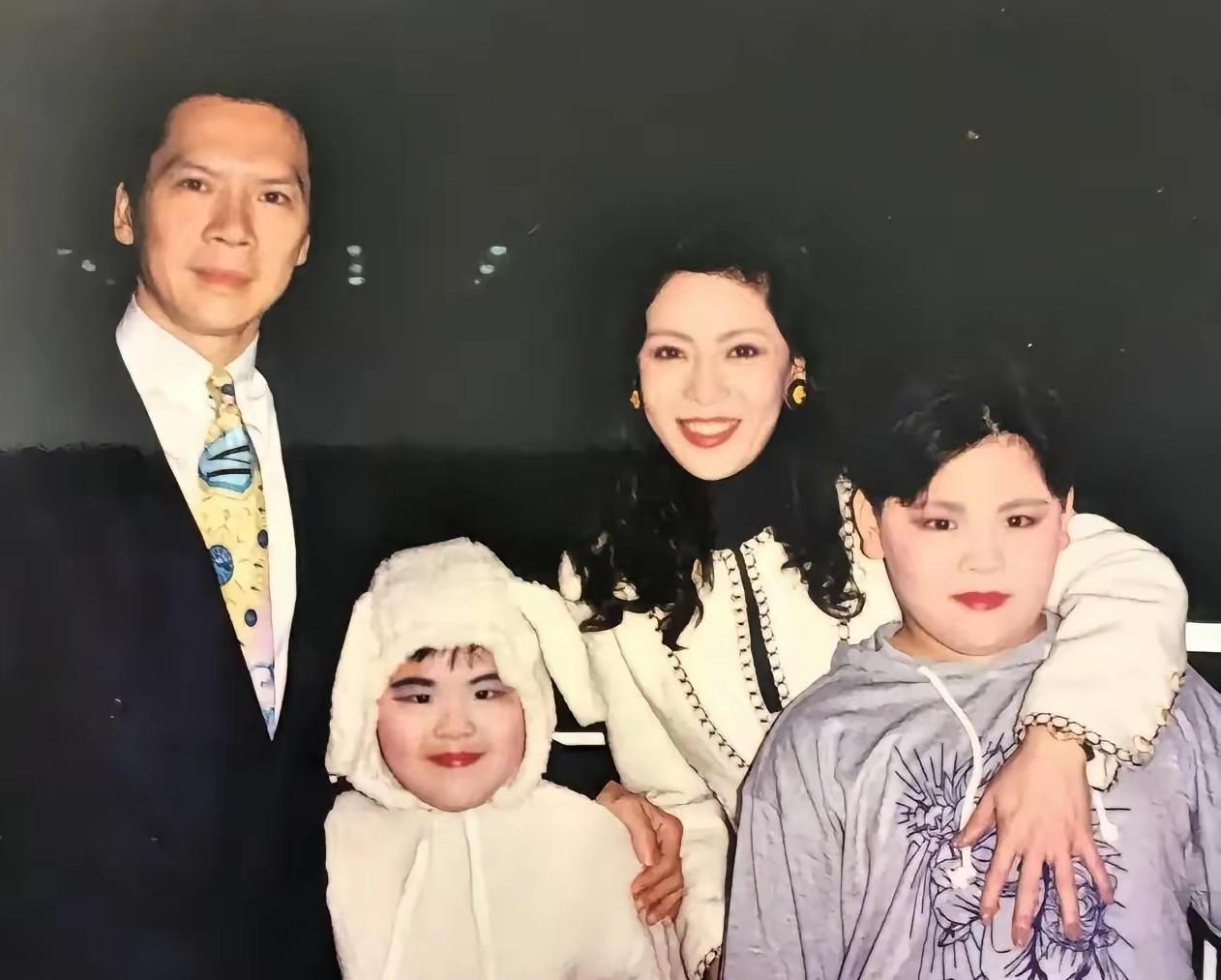 看了那一次的采访视频，对向佐刮目相看，生在豪门里的向佐根本就不在意父母的家产。他