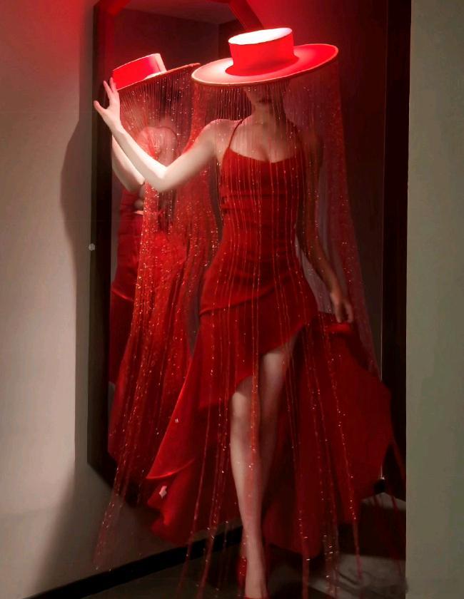 洋洋高锐“画饼～吗”◎己过午夜画饼……就画一个玫瑰饼这样等待才……遐思万千◎瞧，