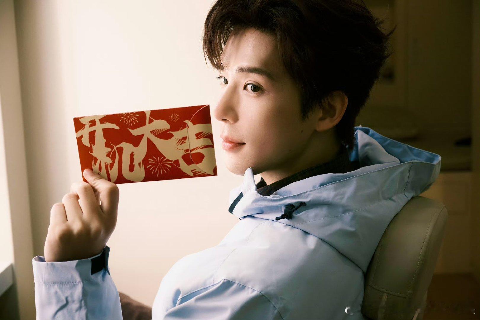 王安宇晒开机红包王安宇开工晒照王安宇晒开机红包，新剧开机大吉，拍摄顺利 