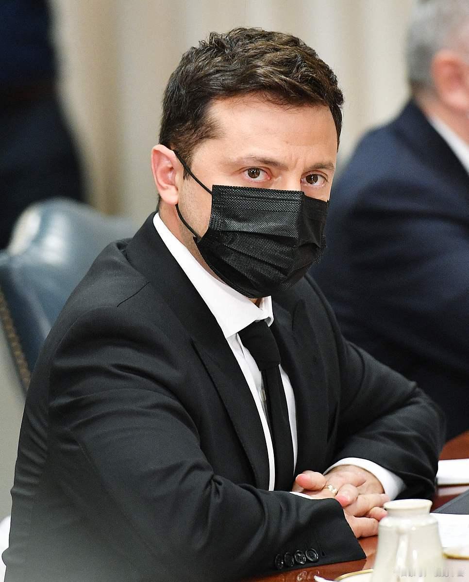 就这几天，特朗普给乌克兰划了道死线，非要他们在27号前接受美国提出的那个28点和