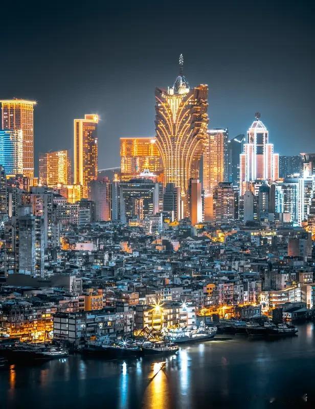 今天是澳门回归祖国26周年纪念日，回望1999年，回归前夕的平稳过渡充满了智慧…