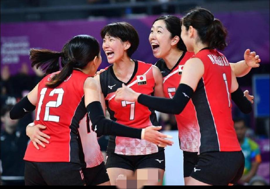 日本女排尴尬了。
第三局10:2领先中国女排，日本场上球员、主教练以及替补席又蹦