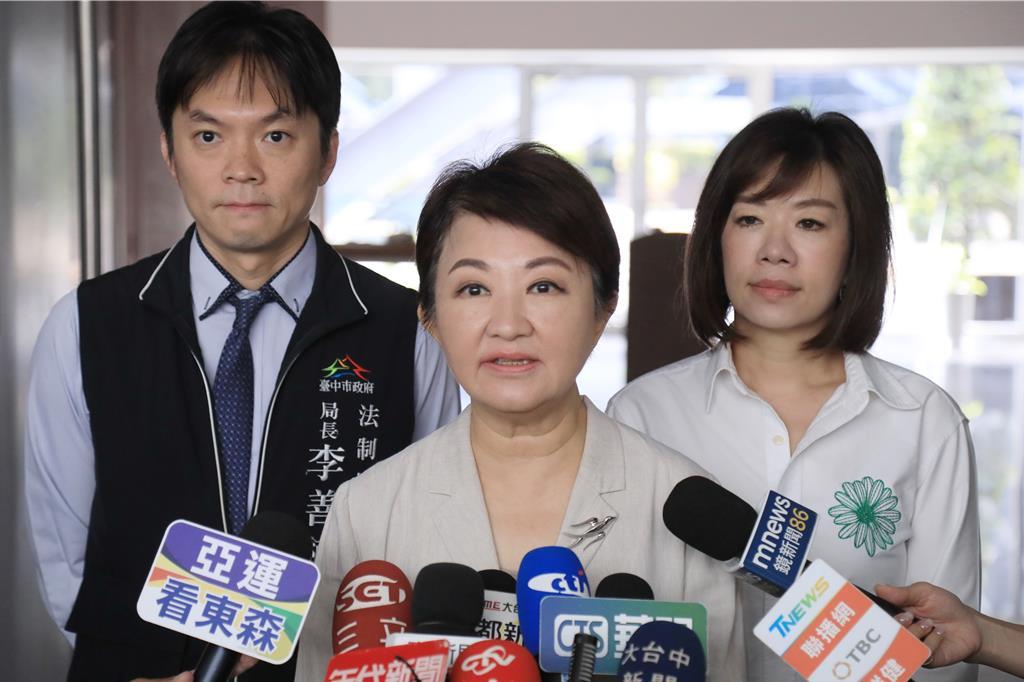 卢秀燕为蒋万安发话。
陈时中公开批评蒋万安“是帅哥但面目有些狰狞”，蒋万安低调回