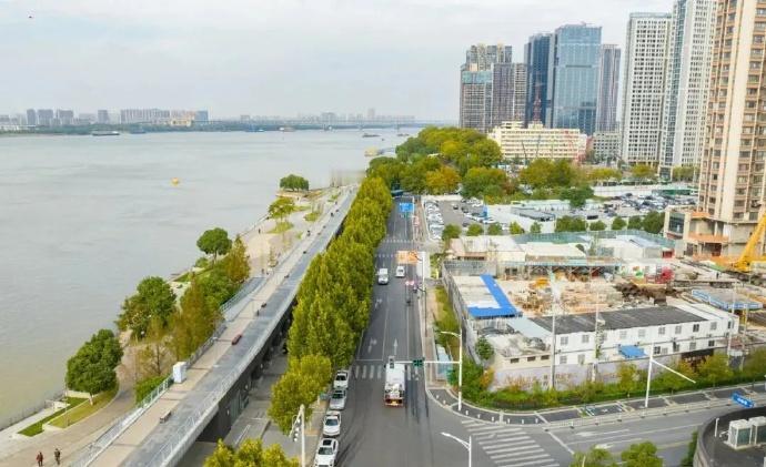 【改造后的便民路真方便！】滨江的风掠过崭新的路面，吹开了下关江岸的新图景。北起宝