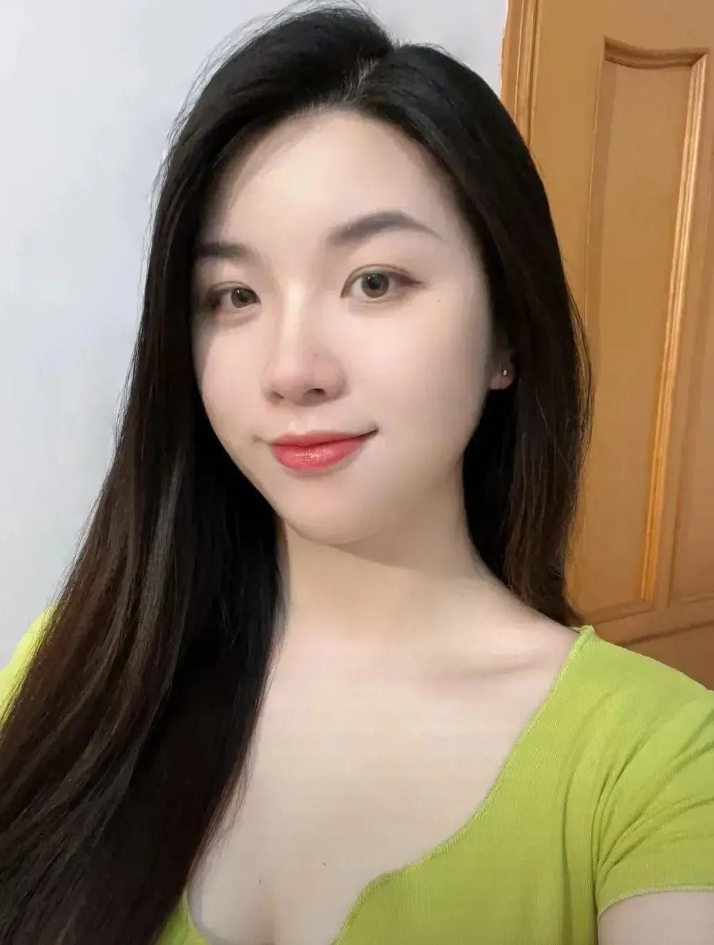 小张和小李的爱情显得尤为纯粹。他们相识于大学，彼此心意相通，却从未被物质所累。面