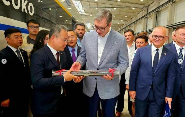 匈塞铁路高速动车组首次在塞尔维亚亮相，美国得几个小弟在媒体里面疯狂嘲讽塞尔维亚，