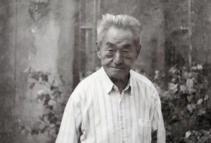 姐弟两人都是长寿之人，但是却孤独终老，张爱玲对自己的弟弟张子静为何如此冷漠？
张