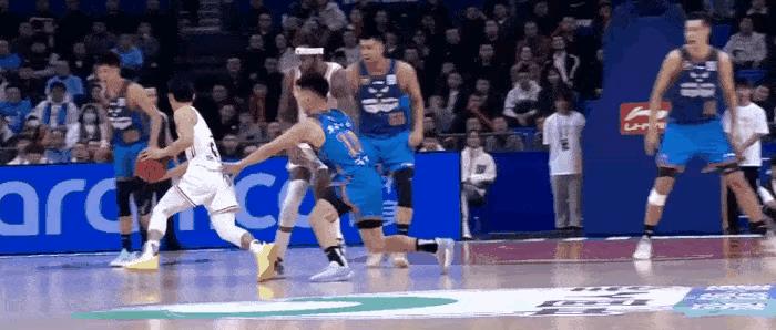 别被慢镜头骗了。
徐杰那个“伸脚”动作，上过野球场的都懂。
你跳投时被侧身猛撞一