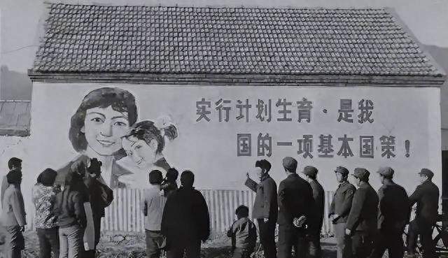张艺谋748万罚款与131元旧账，生育旧账如何翻篇？
