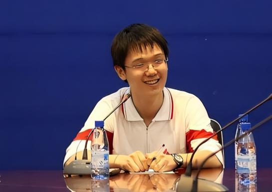 人大附中尖子生李泰伯手握北大保送资格，却执意放弃国内顶尖学府，一心申请十一所美国