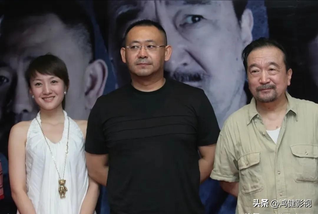中间的是姜武，右边的是老戏骨李保田，两位都是顶呱呱实力派！而左边的美女是谁？看她