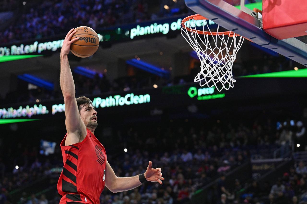 NBA西部附加赛焦点战打响，太阳坐镇主场，迎战开拓者。这场比赛至关重要，胜者直接