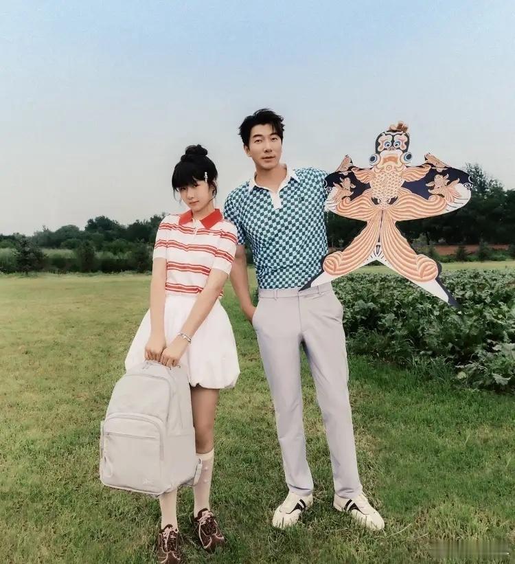 张亮携11岁女儿张雪铱合拍杂志，父女俩超模范儿十足，女儿身高目测超170cm。超