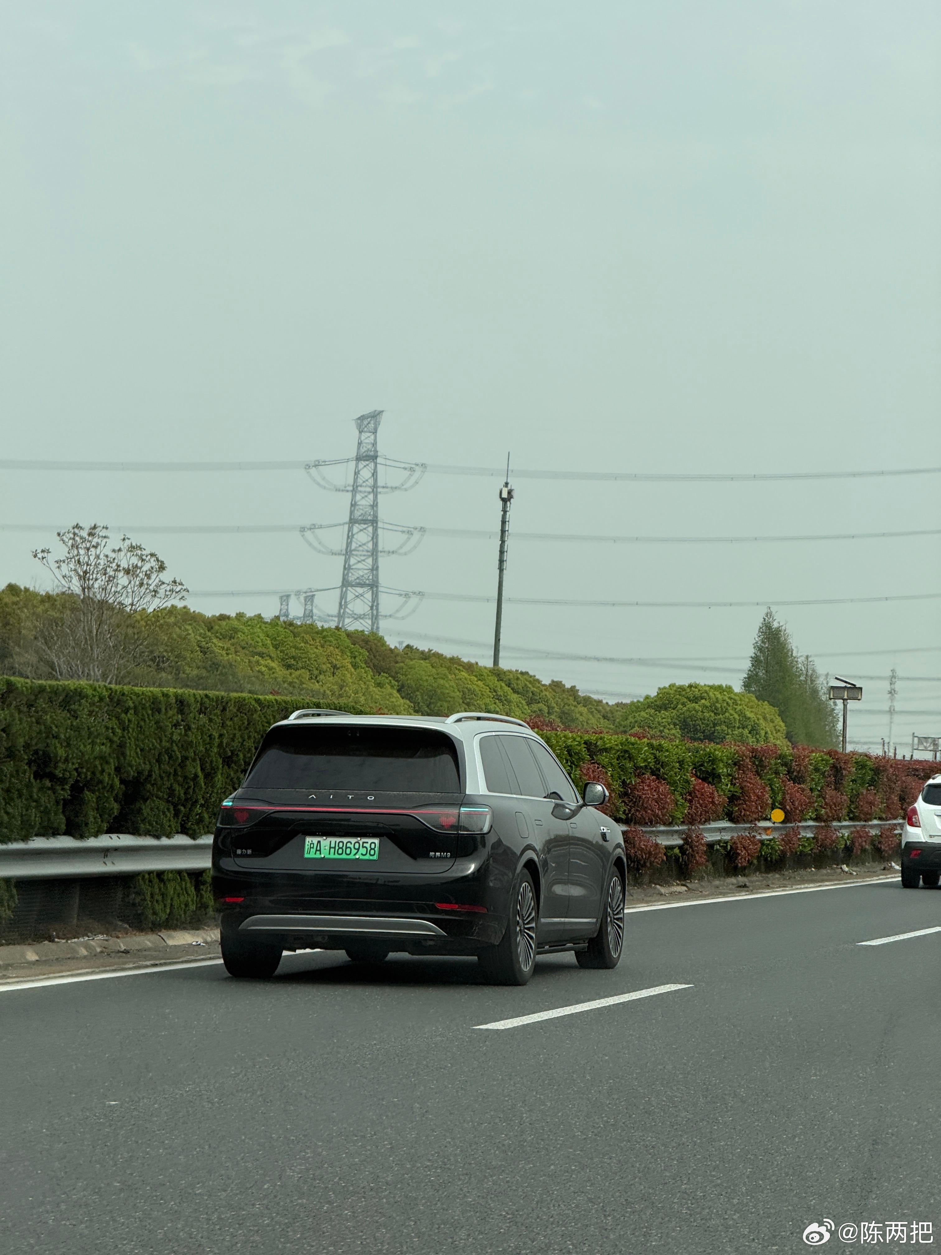 假期路上看见最多的小蓝灯是理想、问界、极氪越来越多小蓝灯的好处就是没人再去乱举报