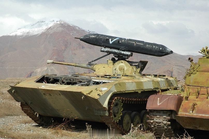 步兵战车搭载直升机吊舱，战场混搭风
阿富汗工业基础薄弱，不能生产重武器，车辆改装