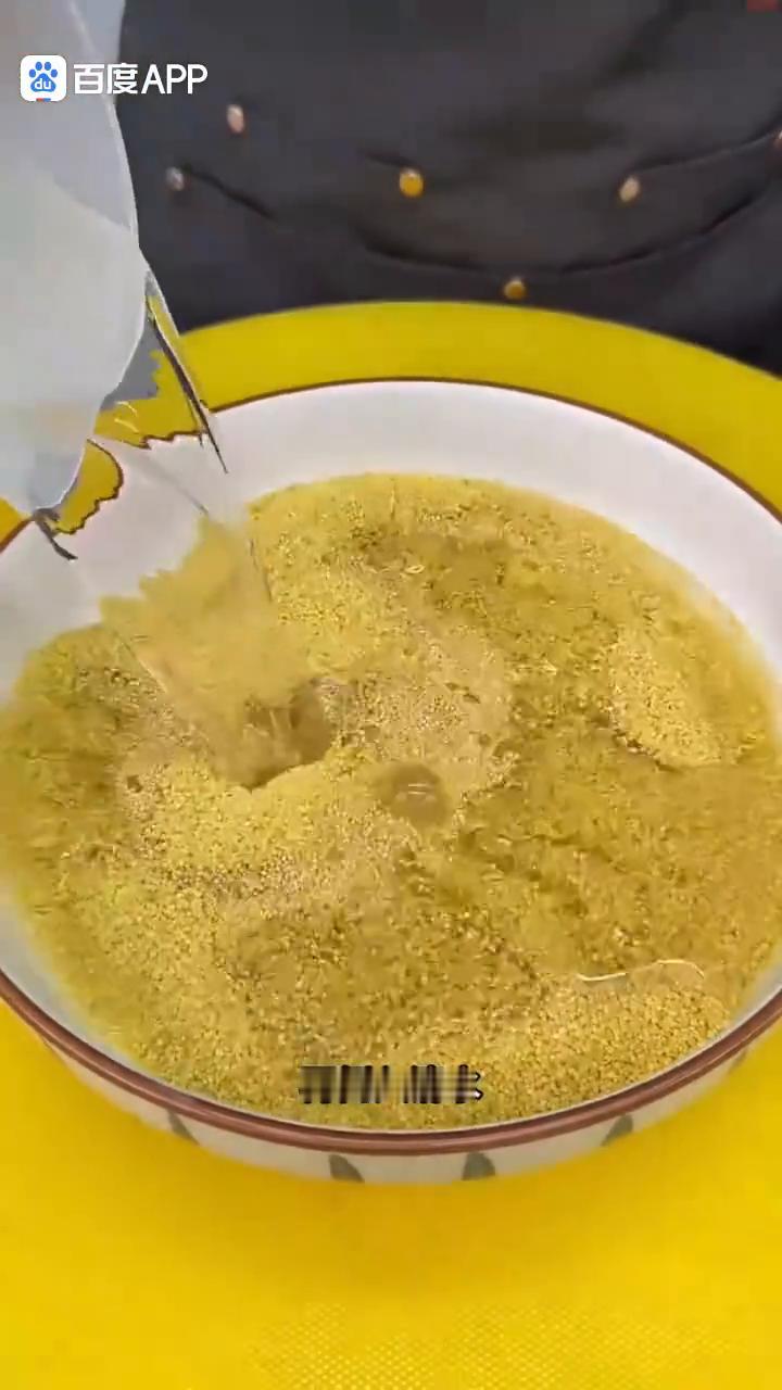 很多人都只会把小米煮粥喝，但是你绝对想不到，把小米倒入蒸锅中蒸一蒸，出锅瞬间解锁