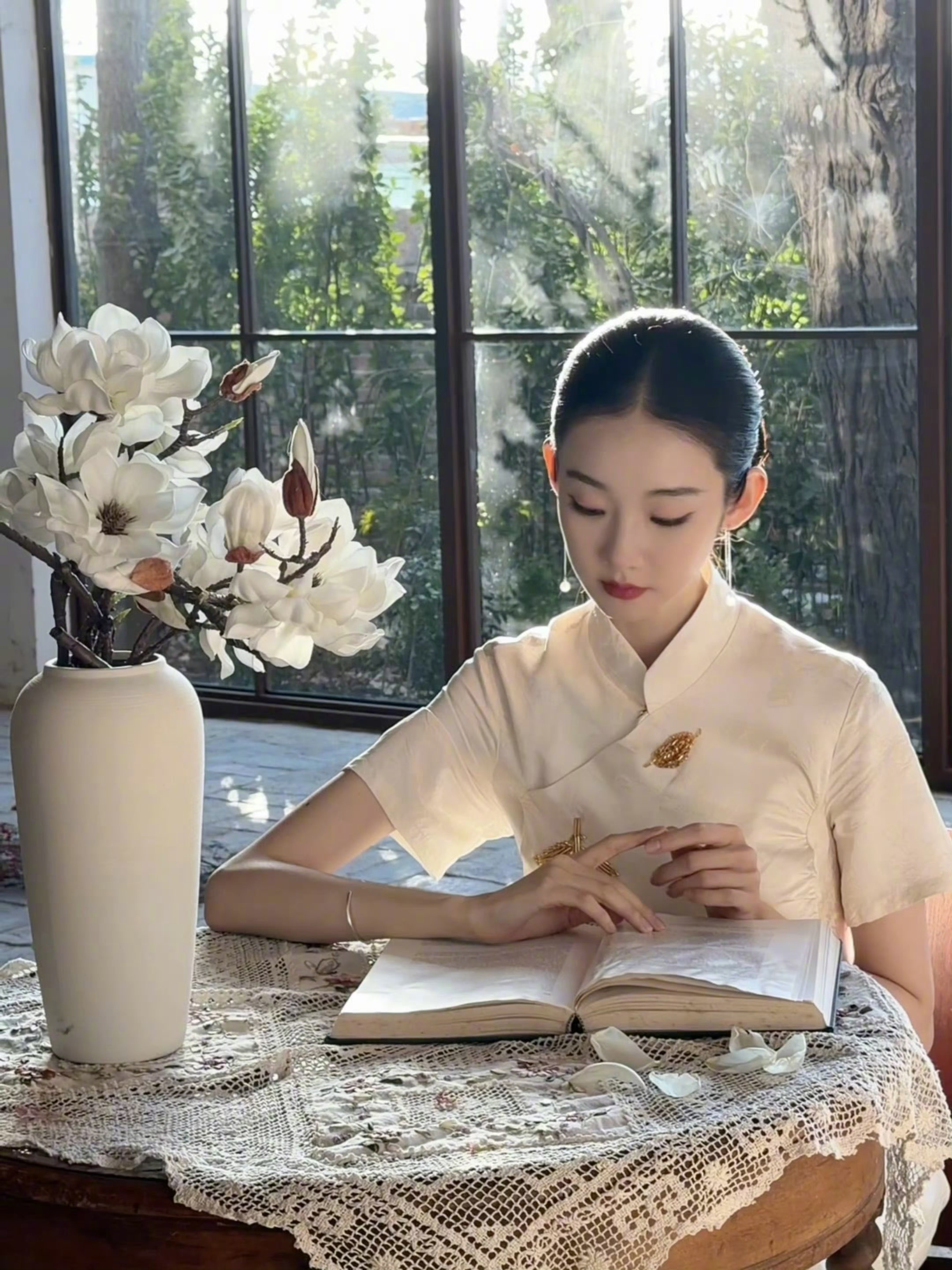 张艺凡好国泰民安的一张脸张艺凡清冷系美人 民国旗袍衬的是风骨，光影落的是故事。而