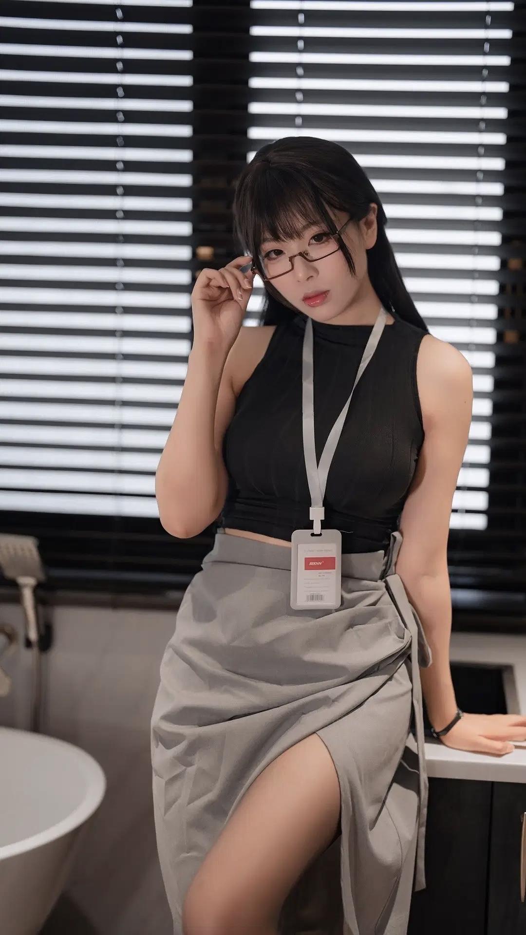 职业装的魅力此刻展现的淋漓尽致
