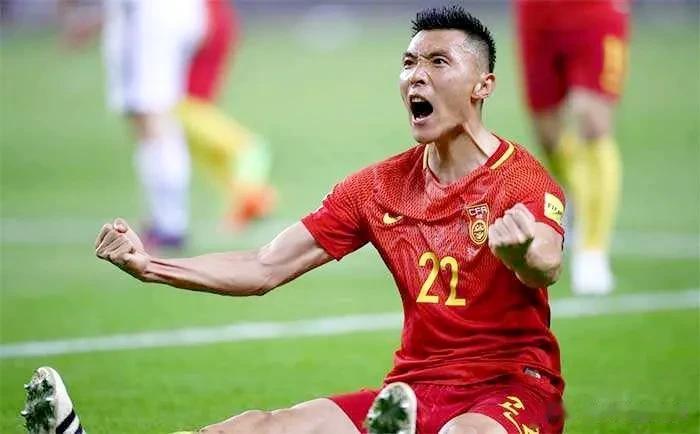 当看到韩国中卫金玟哉这一幕！估计不少球迷又会想起于大宝了[黑线]

看看【图二】