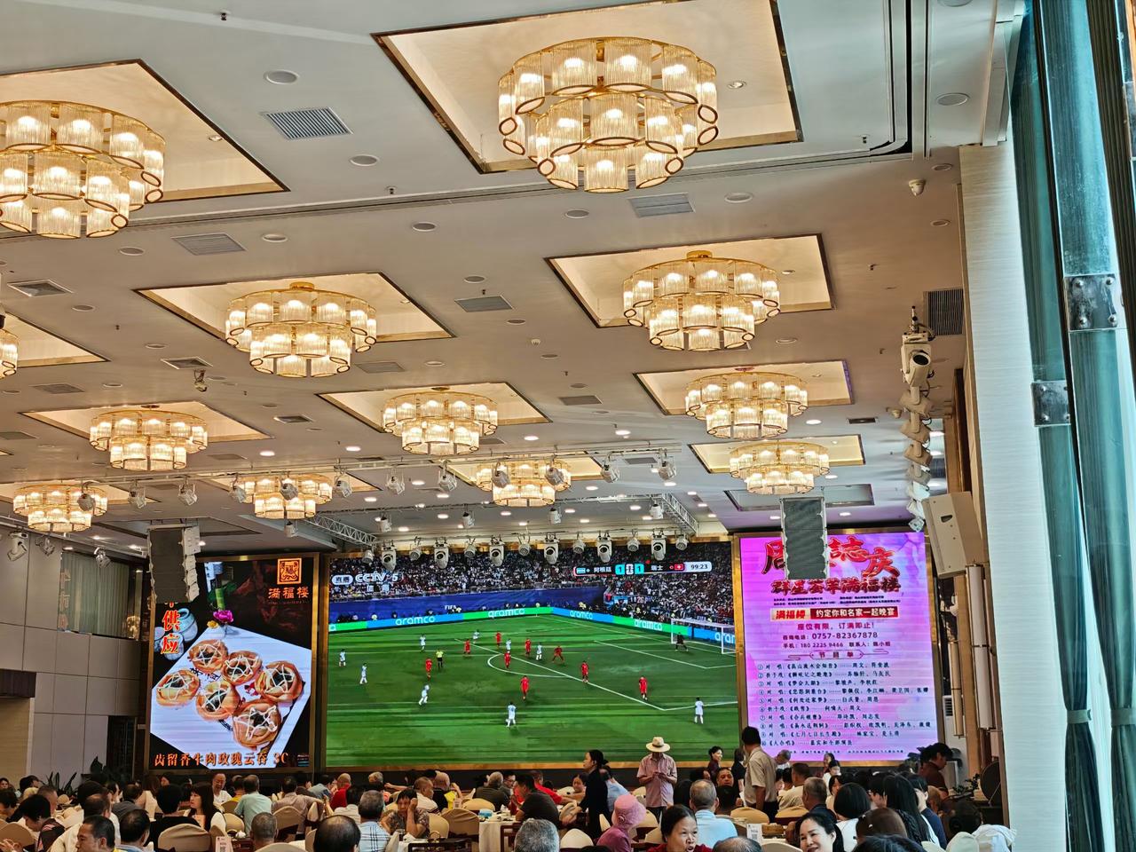 茶楼看球太爽！阿根廷3-1瑞士加时赛看得心跳加速
 
今天早上三五知己约上泡在茶