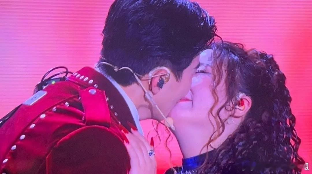 李川求婚锤娜丽莎头一次见在跨年晚会求婚的 