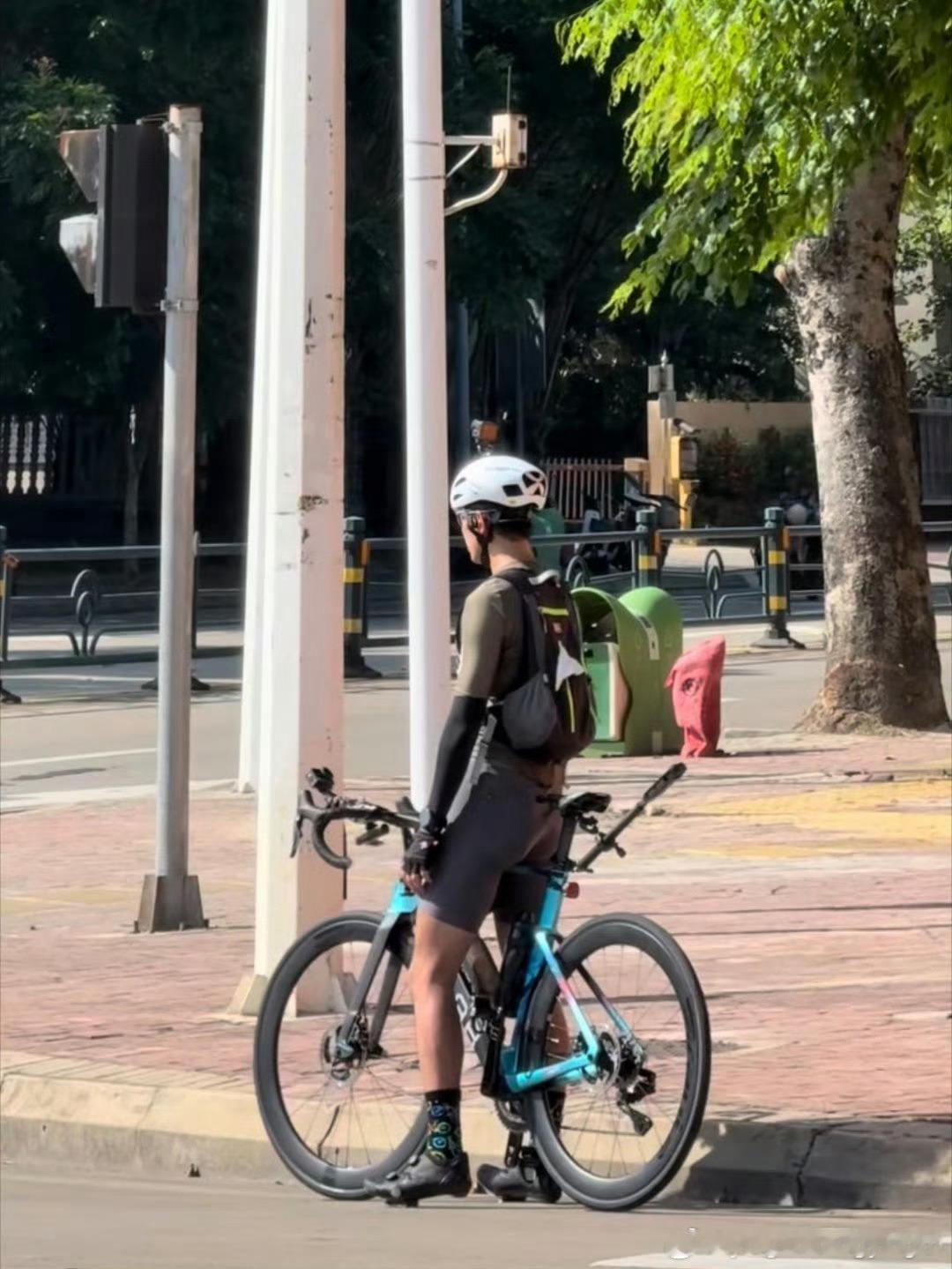 吴磊高温骑行被晒分层了很佩服吴磊这样的人，把自己的爱好变成大热ip 